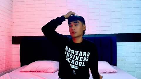 Snapshot of angelduzzzt chatting on 10.16.25 AngelduzZzt online show from 10.16.25