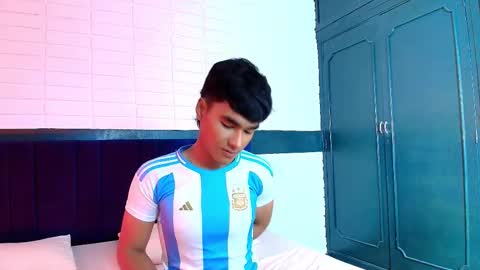 Snapshot of angelduzzzt chatting on 10.22.25 AngelduzZzt online show from 10.22.25