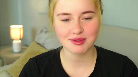 Snapshot of angelesryther chatting on 10.21.25 Solaris online show from 10.21.25