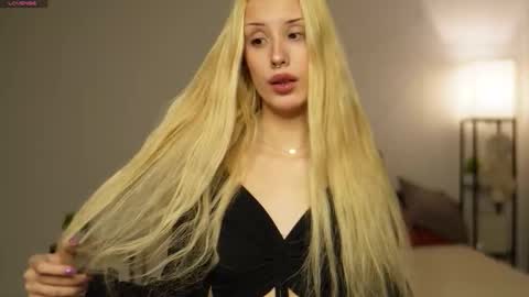 Snapshot of angelic_lynn chatting on 12.01.25 angelic_lynn online show from 12.01.25