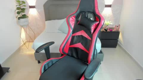 Snapshot of angelica_dymond chatting on 02.21.25 A N G E L I C A online show from 02.21.25