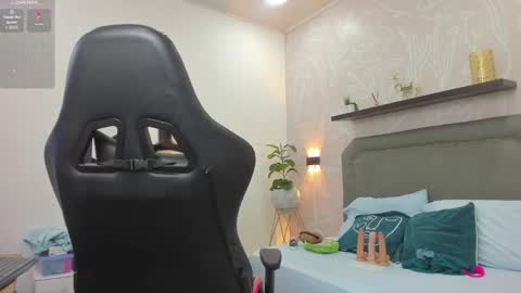 Snapshot of angelica_dymond chatting on 09.12.25 A N G E L I C A online show from 09.12.25