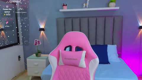 Snapshot of angelica_dymond chatting on 10.17.25 A N G E L I C A online show from 10.17.25