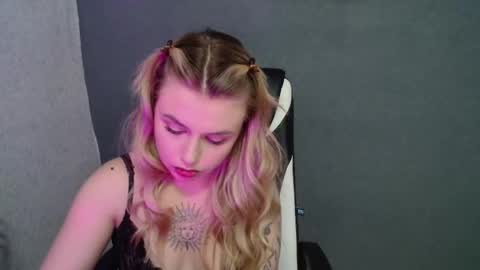 Snapshot of angelicablanch chatting on 09.17.25 angelicablanch online show from 09.17.25