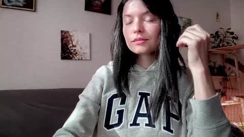 Angelika Rouge online show from 10.17.25