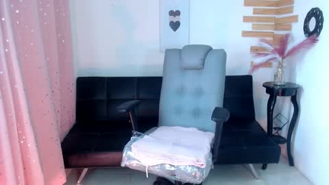 Snapshot of angelitaa_hot chatting on 03.11.25 angela online show from 03.11.25