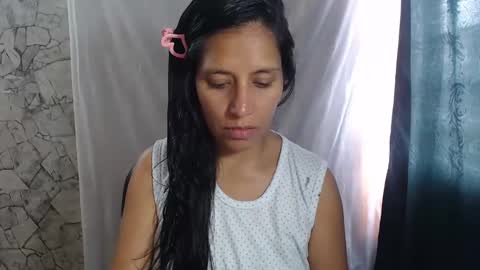 Snapshot of angelitaa_hot chatting on 10.08.25 angela online show from 10.08.25