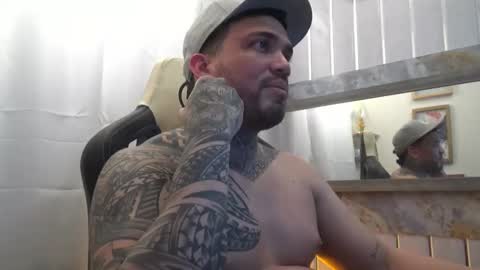 Snapshot of angellatino0 chatting on 10.19.25 angellatino0 online show from 10.19.25