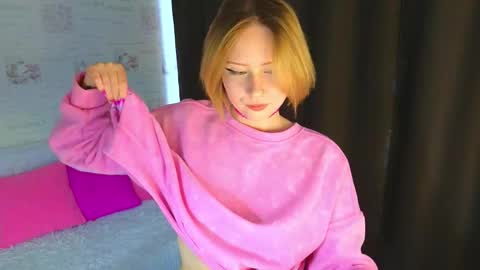 Snapshot of angellisss chatting on 10.16.25 Cutie online show from 10.16.25