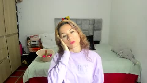 Snapshot of angie_blondie chatting on 02.04.25 angie online show from 02.04.25