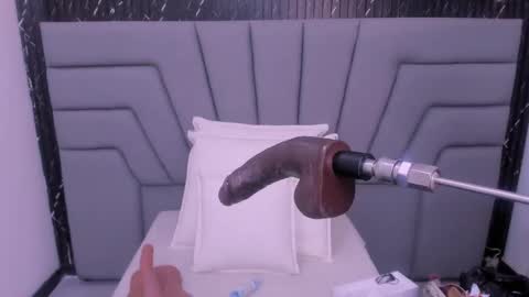 A N G I E.  online show from 09.18.25