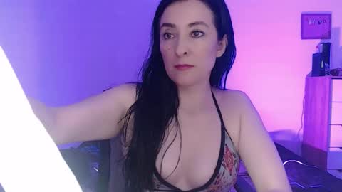 Snapshot of angiesquirt chatting on 01.17.25 VALENTINA online show from 01.17.25