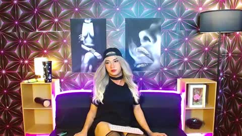 Snapshot of anikaportuna chatting on 02.02.25 Anika online show from 02.02.25