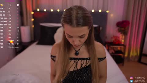 Im Anita thumb up me please its important online show from 10.11.25