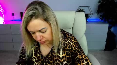 anna_snow9 online show from 10.24.25