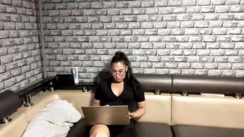 Snapshot of annabellandmann chatting on 10.28.25 Sarah online show from 10.28.25