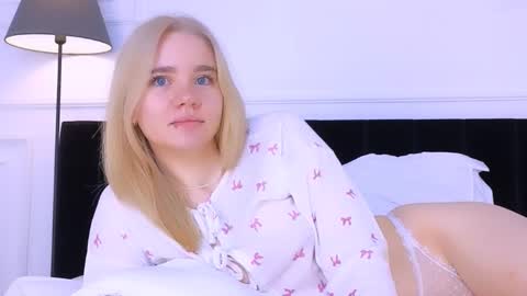 Snapshot of annabellelu chatting on 10.16.25 AnnaBelle online show from 10.16.25