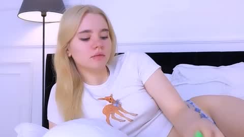 Snapshot of annabellelu chatting on 10.24.25 AnnaBelle online show from 10.24.25