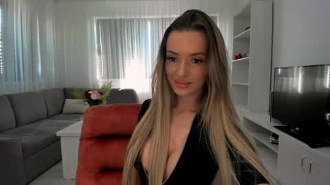 annaise  online show from 04.08.26