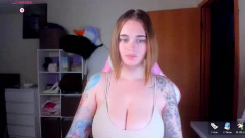 Snapshot of annaroading chatting on 10.26.25 AnnaRoading online show from 10.26.25