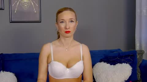 Snapshot of annehove chatting on 06.05.26 Anne online show from 06.05.26