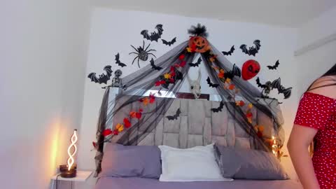 Snapshot of anni_rouss chatting on 10.22.25 Camila  Anni online show from 10.22.25