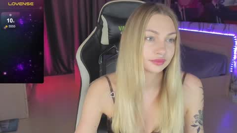 Snapshot of annie69kiss chatting on 12.22.24 Annie online show from 12.22.24