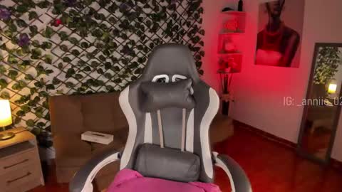 annie_barozzi online show from 01.04.25