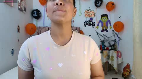 Snapshot of annie_collen chatting on 10.31.25 Anna online show from 10.31.25