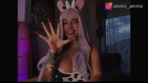 Snapshot of annie_snow_ chatting on 11.06.25 JEANNE no olvides seguirme dont forget follow me uu online show from 11.06.25