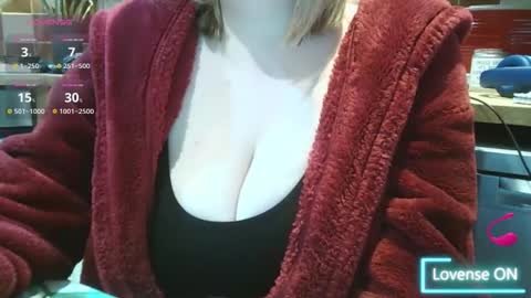 Snapshot of annielouisexx chatting on 11.14.25 Annie Louise online show from 11.14.25