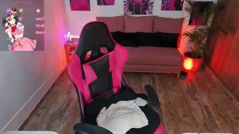 Snapshot of anniesweett01 chatting on 02.18.25 Annie FROM 8AM TO 4PM CDT online show from 02.18.25