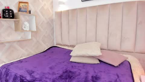 Snapshot of anniie_queen chatting on 06.12.26 Annie Queen online show from 06.12.26