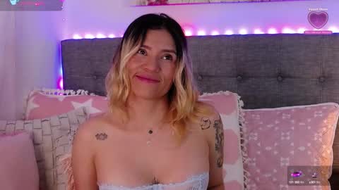 Snapshot of anntonellalee chatting on 10.14.25 Antonella Lee online show from 10.14.25