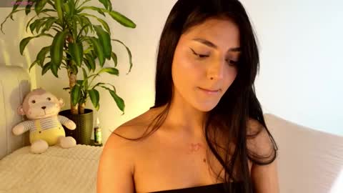 SOFIA INDEPENDENT MODEL online show from 09.22.25