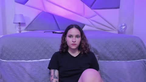 Snapshot of annythomsonn chatting on 12.01.24 AnnyT online show from 12.01.24