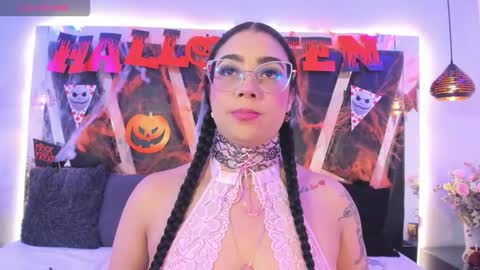 A N T O N E L L E  online show from 10.19.25