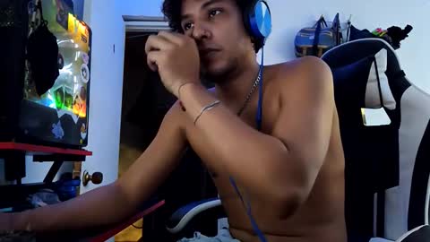 Snapshot of anuardhm chatting on 10.07.25 AnuarDHM online show from 10.07.25