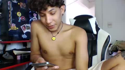 Snapshot of anuardhm chatting on 11.04.25 AnuarDHM online show from 11.04.25