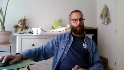 Snapshot of apc_3 chatting on 11.05.25 apc_3 online show from 11.05.25