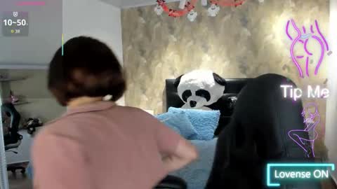 Snapshot of april_dumont chatting on 10.21.25  April  online show from 10.21.25