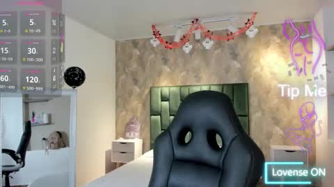 Snapshot of april_dumont chatting on 10.23.25  April  online show from 10.23.25