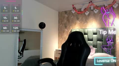 Snapshot of april_dumont chatting on 10.28.25  April  online show from 10.28.25