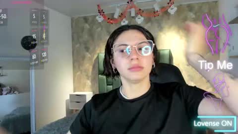 Snapshot of april_dumont chatting on 10.29.25  April  online show from 10.29.25