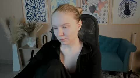 Snapshot of aprilserenity chatting on 09.10.25 April. All year round. online show from 09.10.25