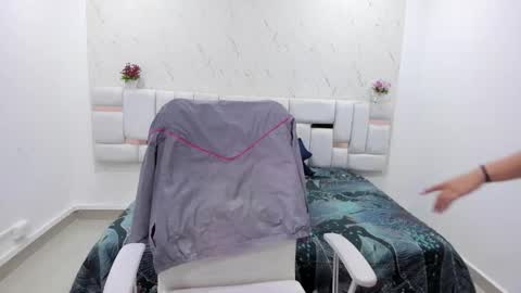 aradia_kiss online show from 10.12.25