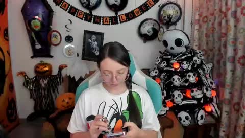 Snapshot of aria_alaia chatting on 10.07.25 Linda online show from 10.07.25