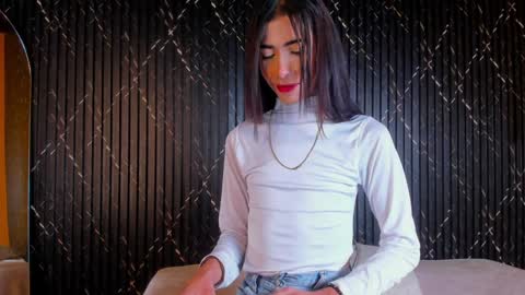 Snapshot of aria_millers_ chatting on 12.30.24 Aria Millers online show from 12.30.24