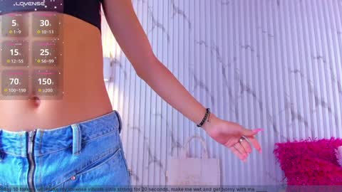 Snapshot of aria_millers_ chatting on 01.08.25 Aria Millers online show from 01.08.25