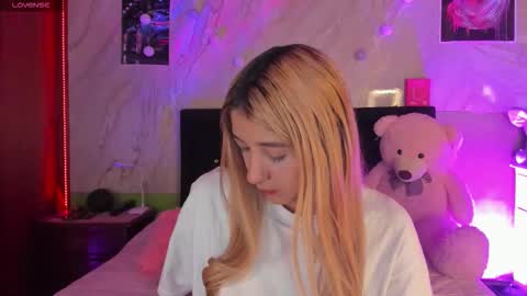 Snapshot of ariana_rosse__ chatting on 09.29.25 Ariana  online show from 09.29.25